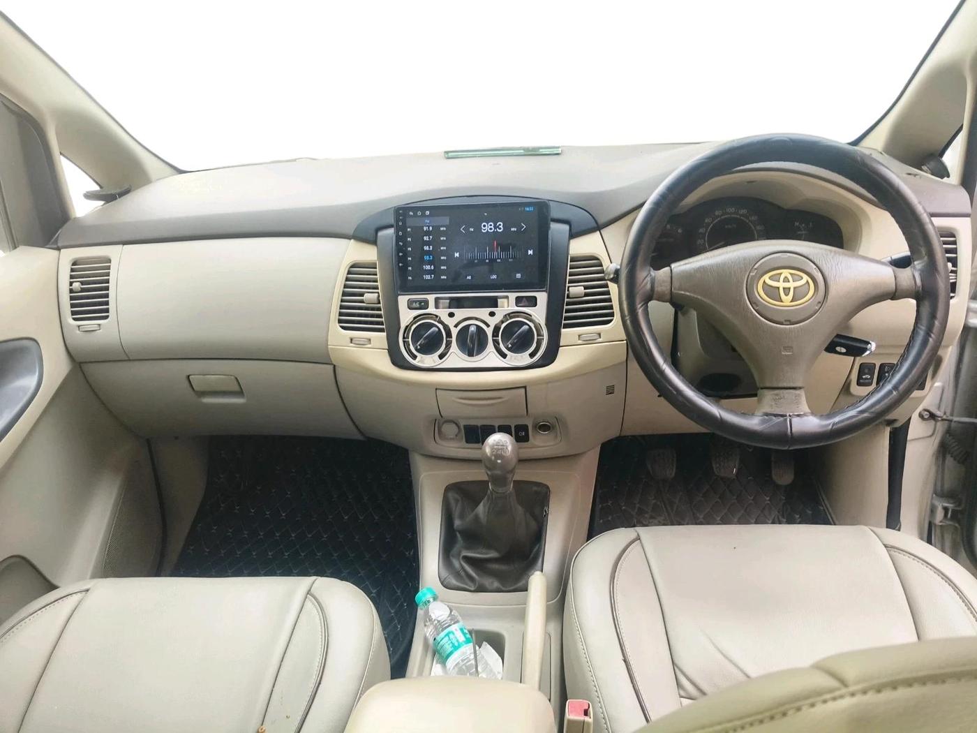 2011 Toyota Innova 2.5 G4 7 STR, Diesel, Manual, 2,59,236 km, interior