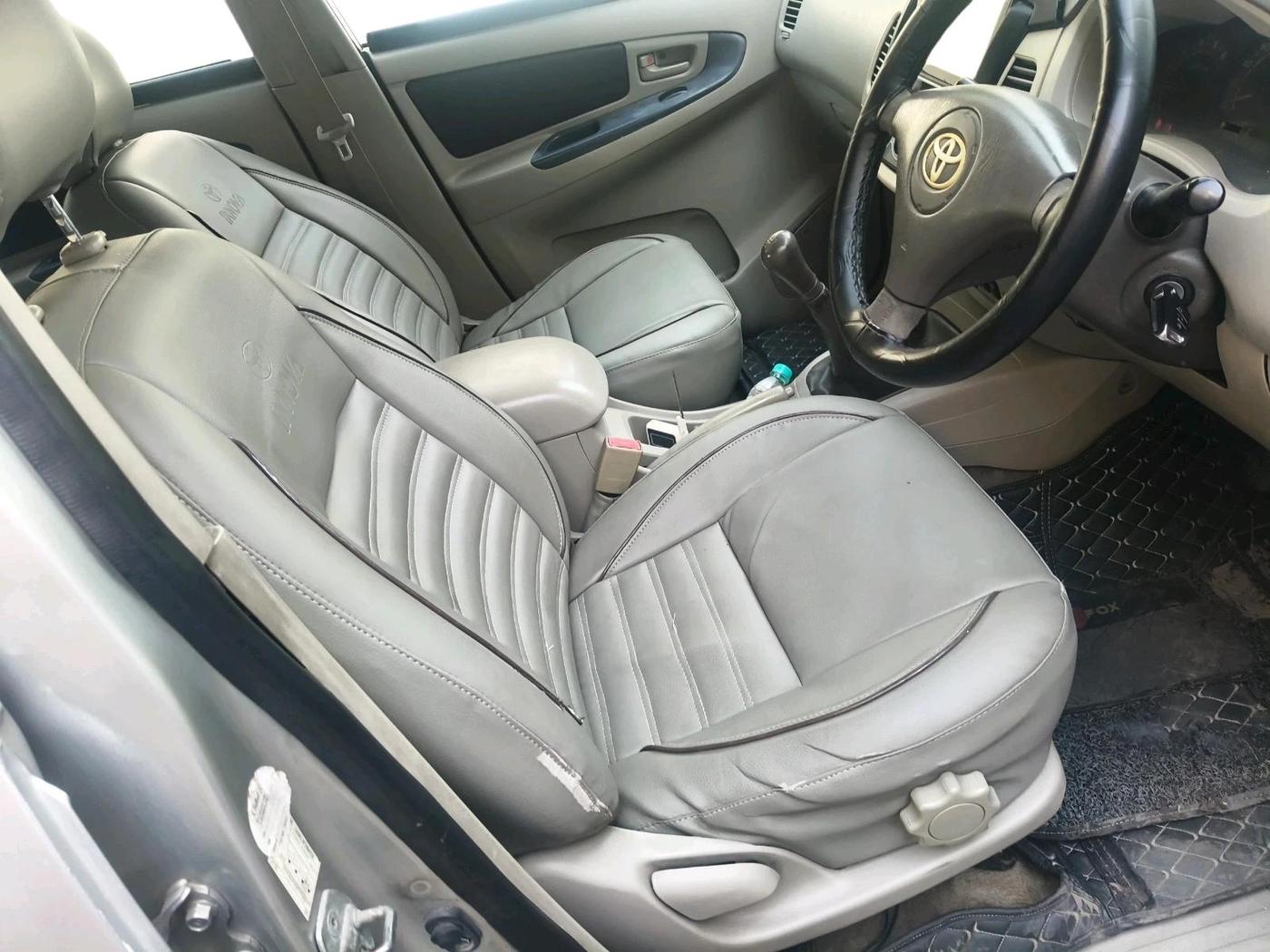 2011 Toyota Innova 2.5 G4 7 STR, Diesel, Manual, 2,59,236 km, interior