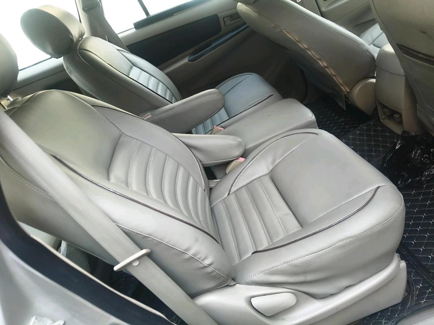 2011 Toyota Innova 2.5 G4 7 STR, Diesel, Manual, 2,59,236 km, interior