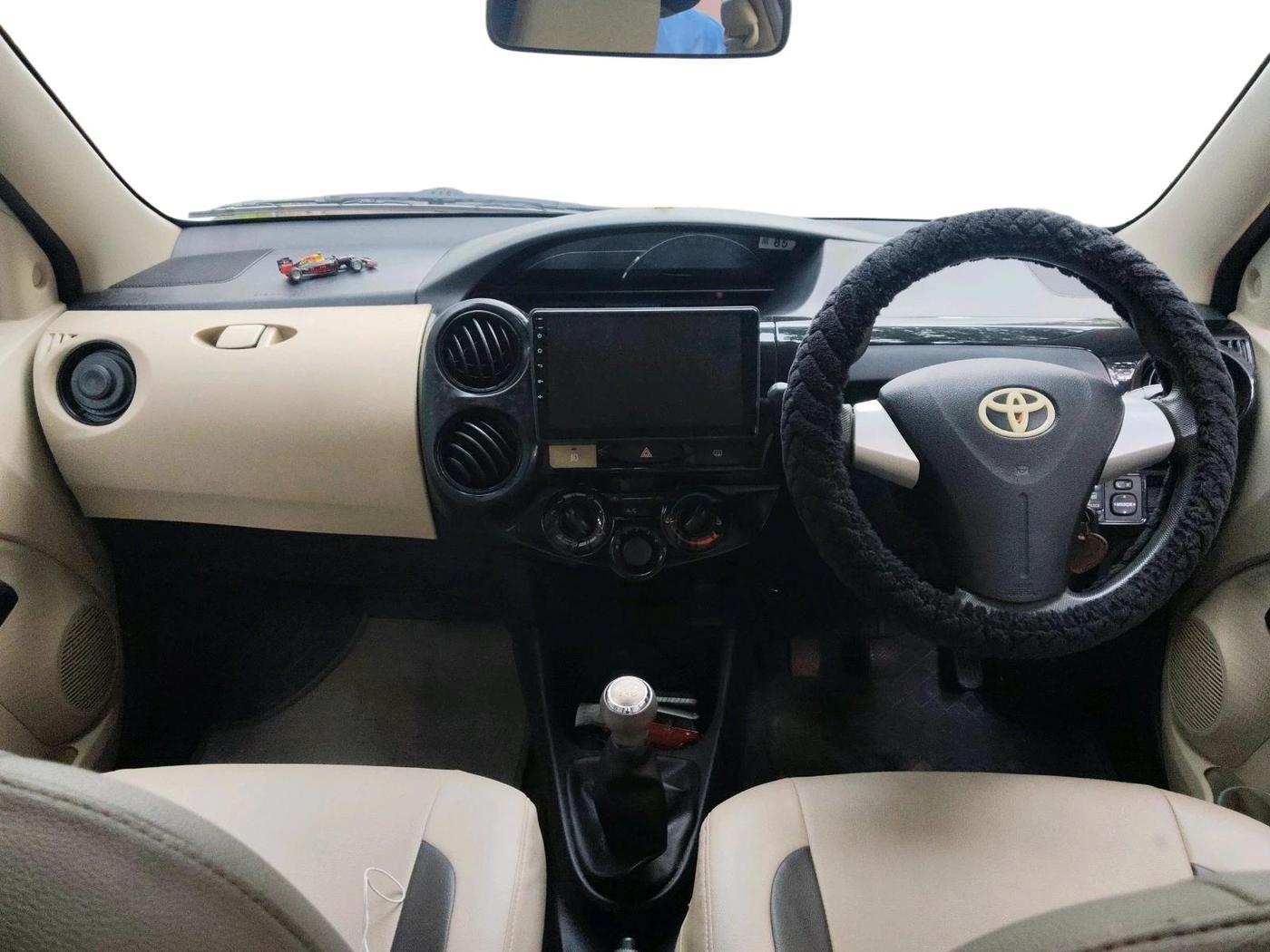 2017 Toyota Etios Liva V DUAL TONE, Petrol, Manual, 51,915 km, interior