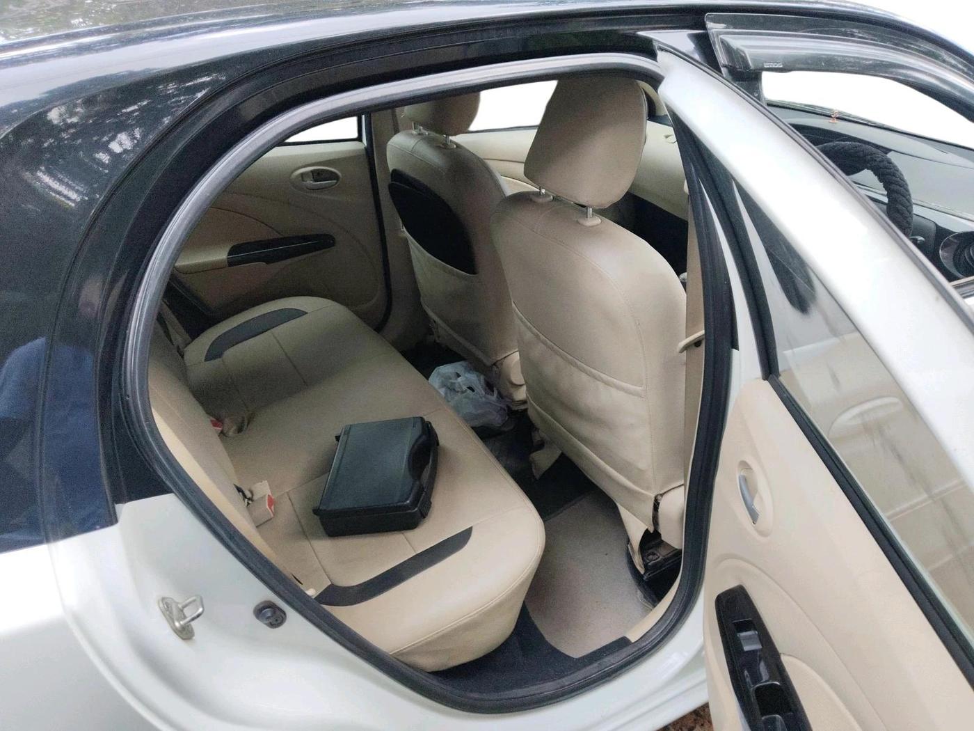 2017 Toyota Etios Liva V DUAL TONE, Petrol, Manual, 51,915 km, interior