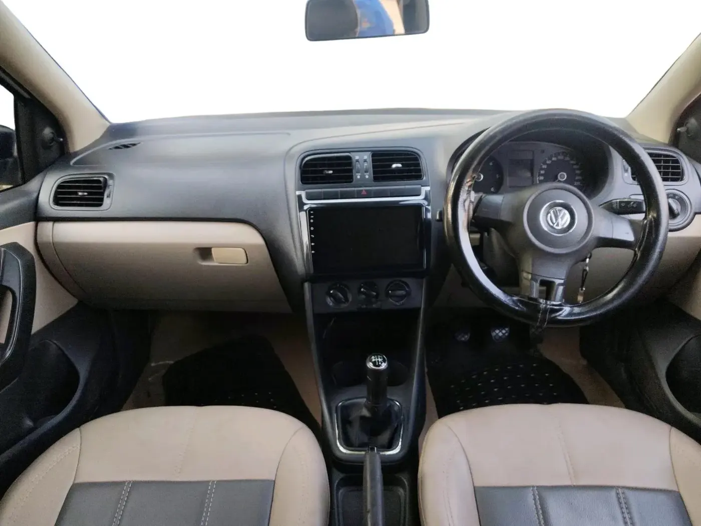 2011 Volkswagen Polo TRENDLINE 1.2L DIESEL, Diesel, Manual, 1,58,119 km, interior