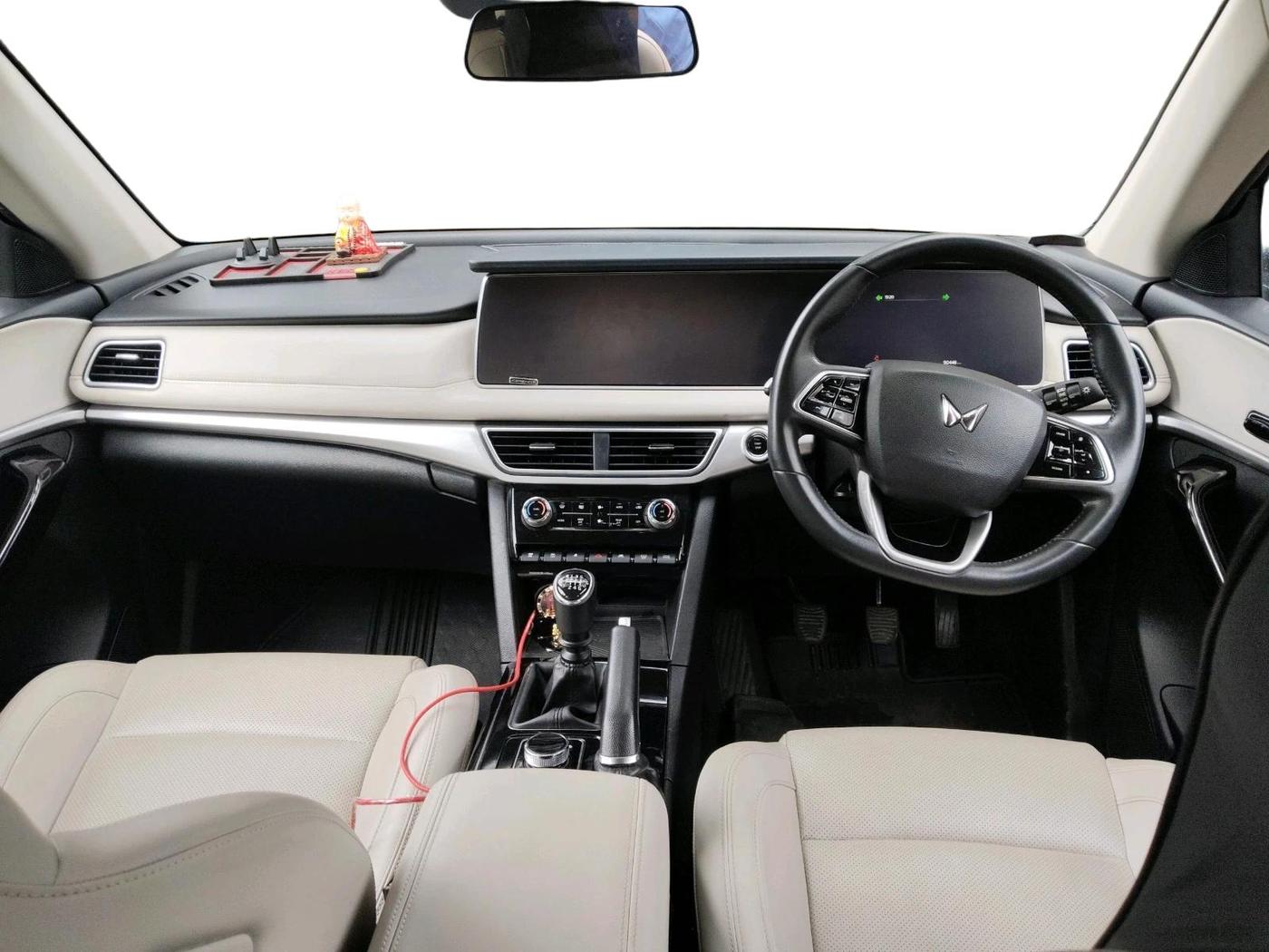 2022 Mahindra XUV700 AX 7 D MT 7 STR, Diesel, Manual, 90,446 km, interior