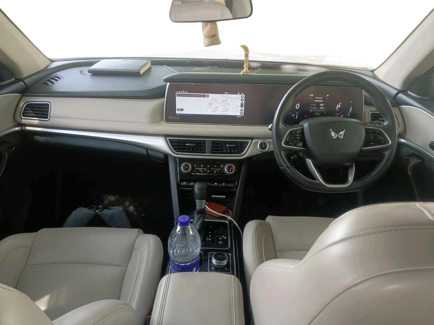 2023 Mahindra XUV700 AX 7 LUXURY P AT 7 STR, Petrol, Automatic, 57,985 km, interior