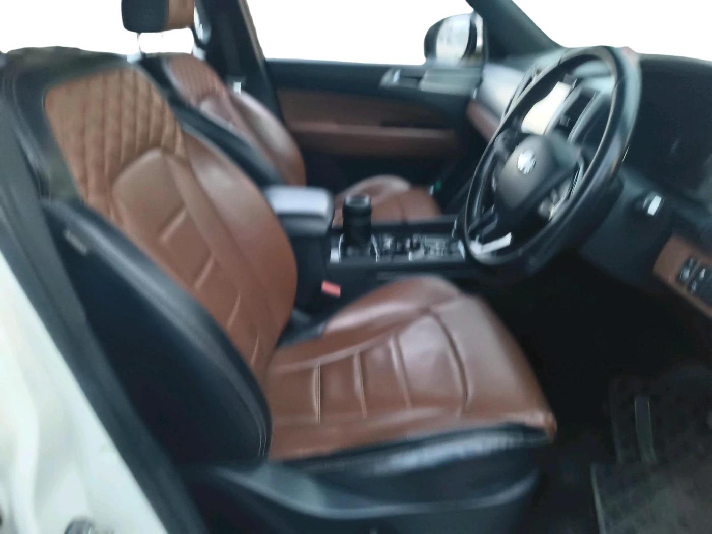 2021 Mahindra ALTURAS G4 4WD AT, Diesel, Automatic, 1,17,306 km, interior