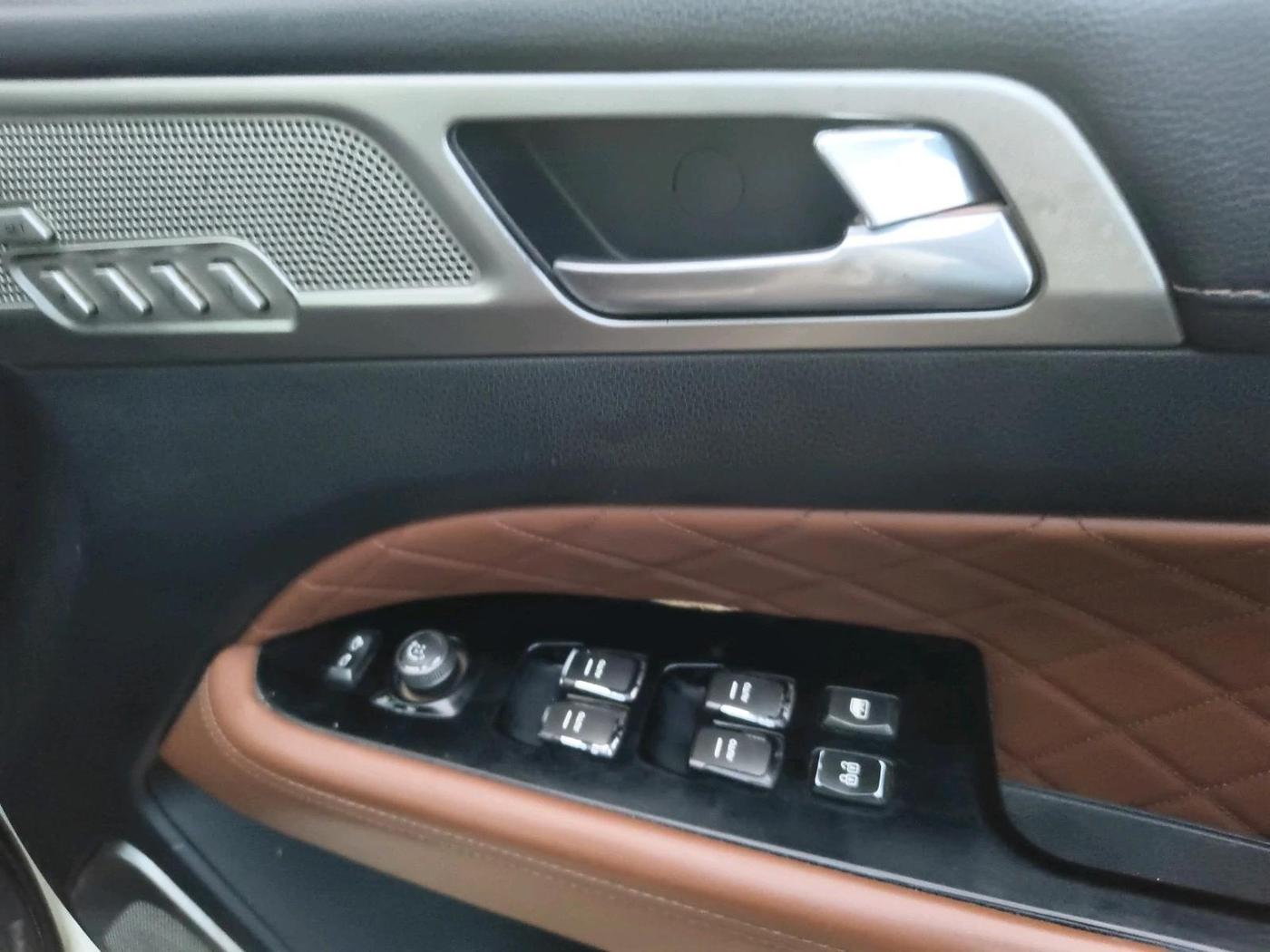 2021 Mahindra ALTURAS G4 4WD AT, Diesel, Automatic, 1,17,306 km, interior