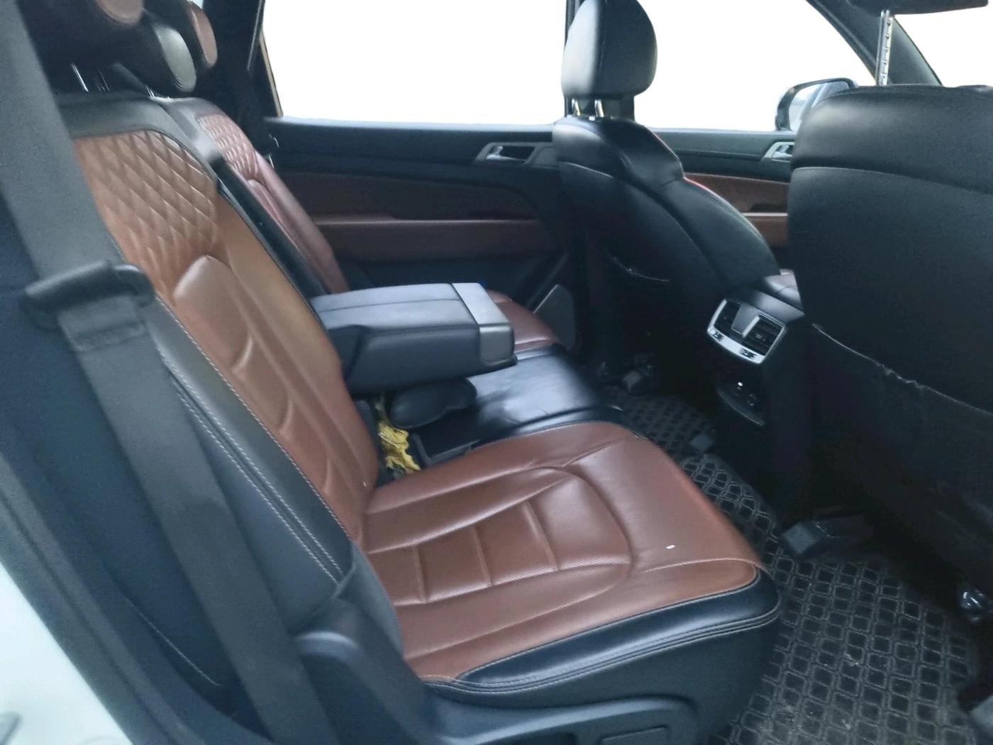 2021 Mahindra ALTURAS G4 4WD AT, Diesel, Automatic, 1,17,306 km, interior
