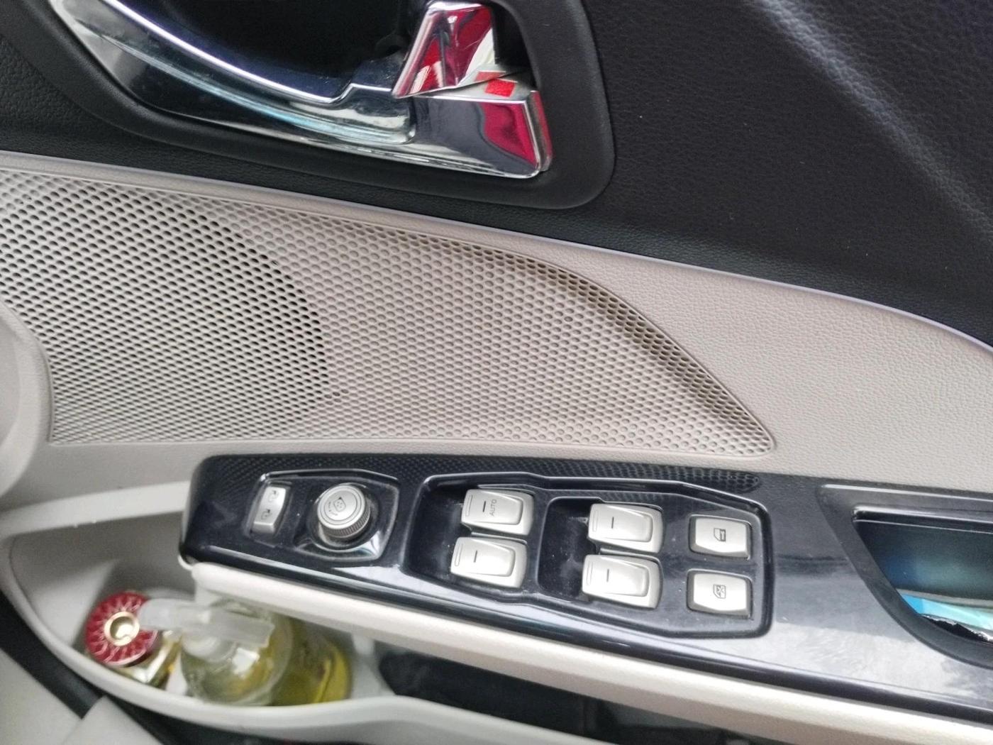 2021 Mahindra XUV300 W8 (O) 1.2 PETROL, Petrol, Manual, 33,958 km, interior