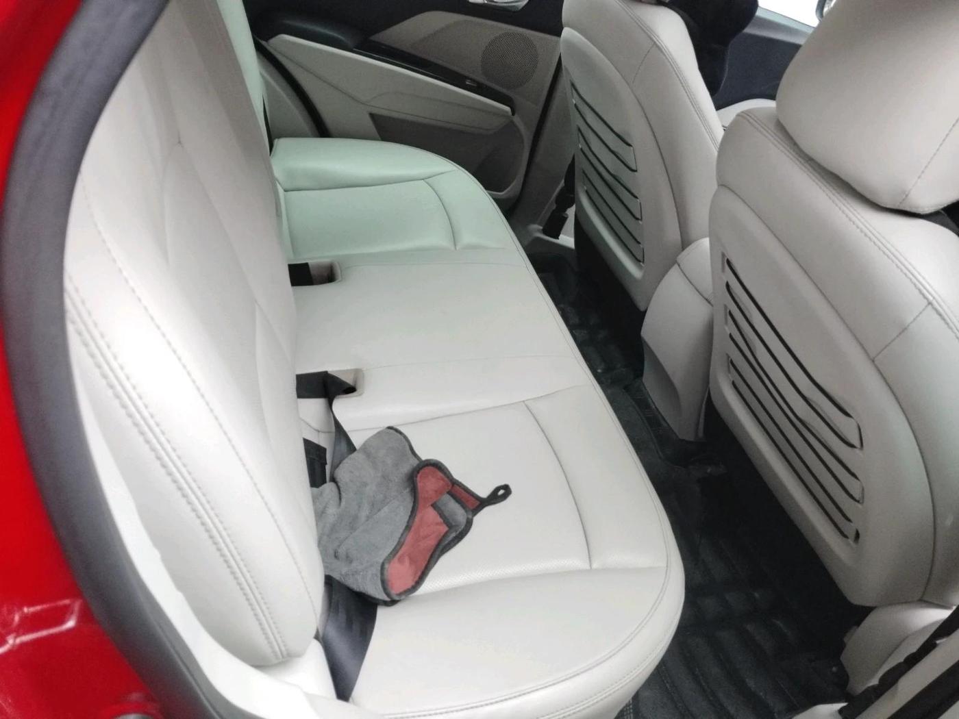 2021 Mahindra XUV300 W8 (O) 1.2 PETROL, Petrol, Manual, 33,958 km, interior