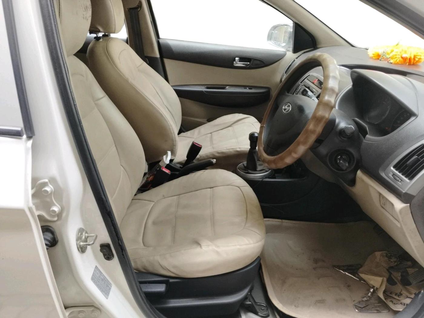2013 Hyundai i20 MAGNA 1.2, Petrol, Manual, 1,07,163 km, interior