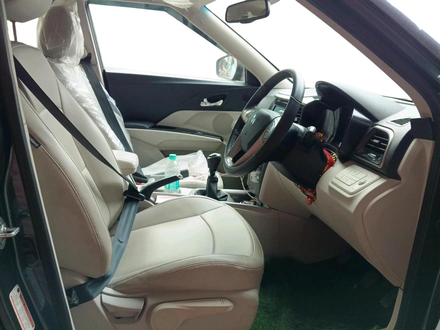 2023 Mahindra XUV300 W8 (O) 1.2 PETROL, Petrol, Manual, 13,088 km, interior