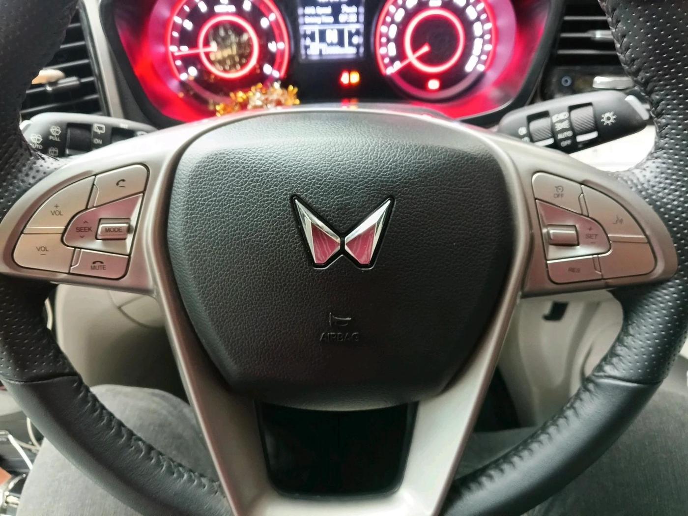 2023 Mahindra XUV300 W8 (O) 1.2 PETROL, Petrol, Manual, 13,088 km, interior