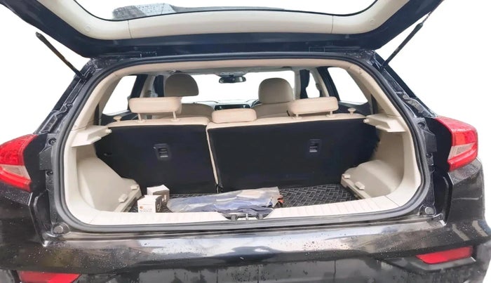 2024 Mahindra XUV300 W8 (O) 1.2 PETROL, Petrol, Manual, 12,992 km, exterior