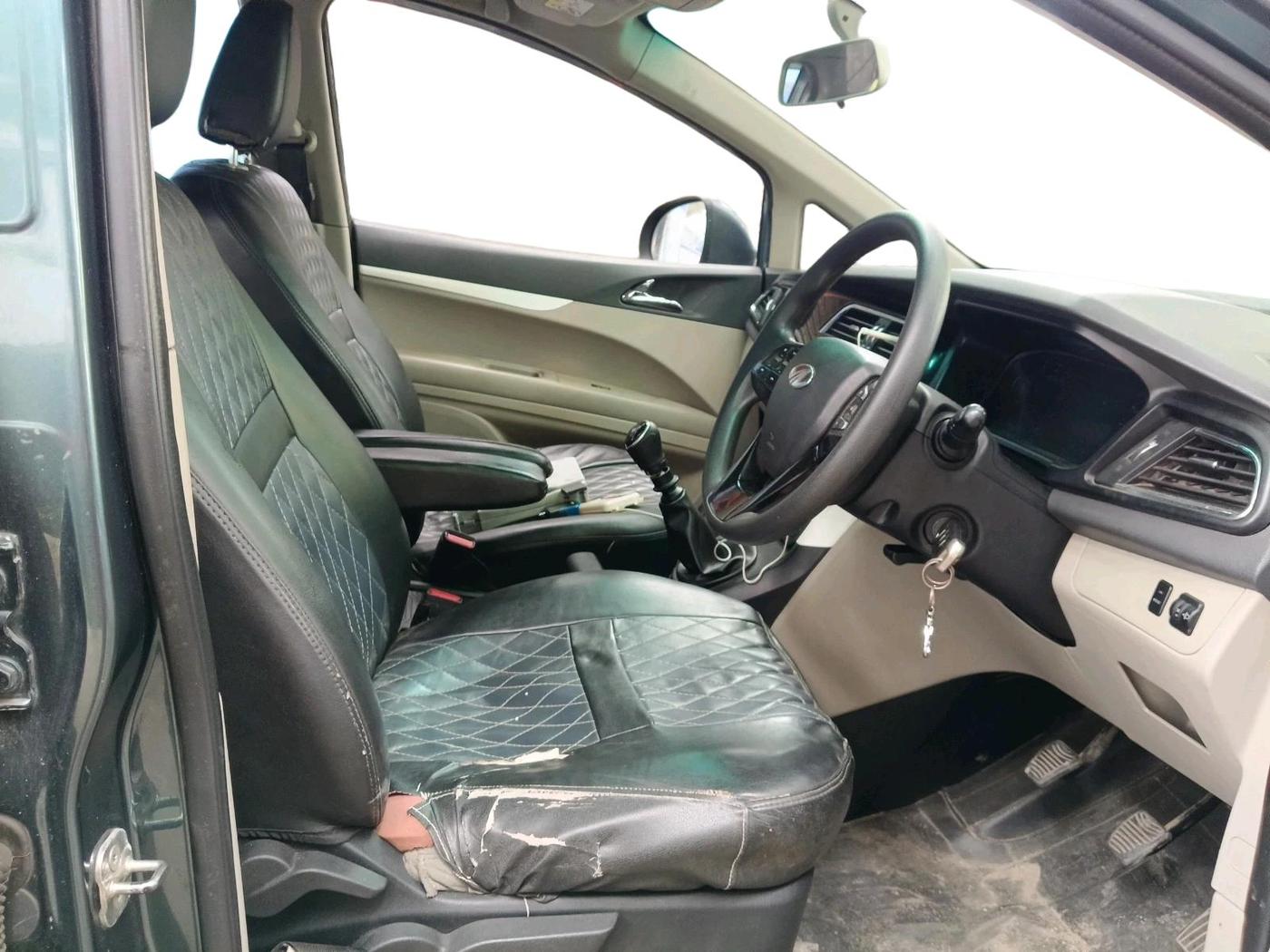 2018 Mahindra MARAZZO M6 8 STR, Diesel, Manual, 96,599 km, interior