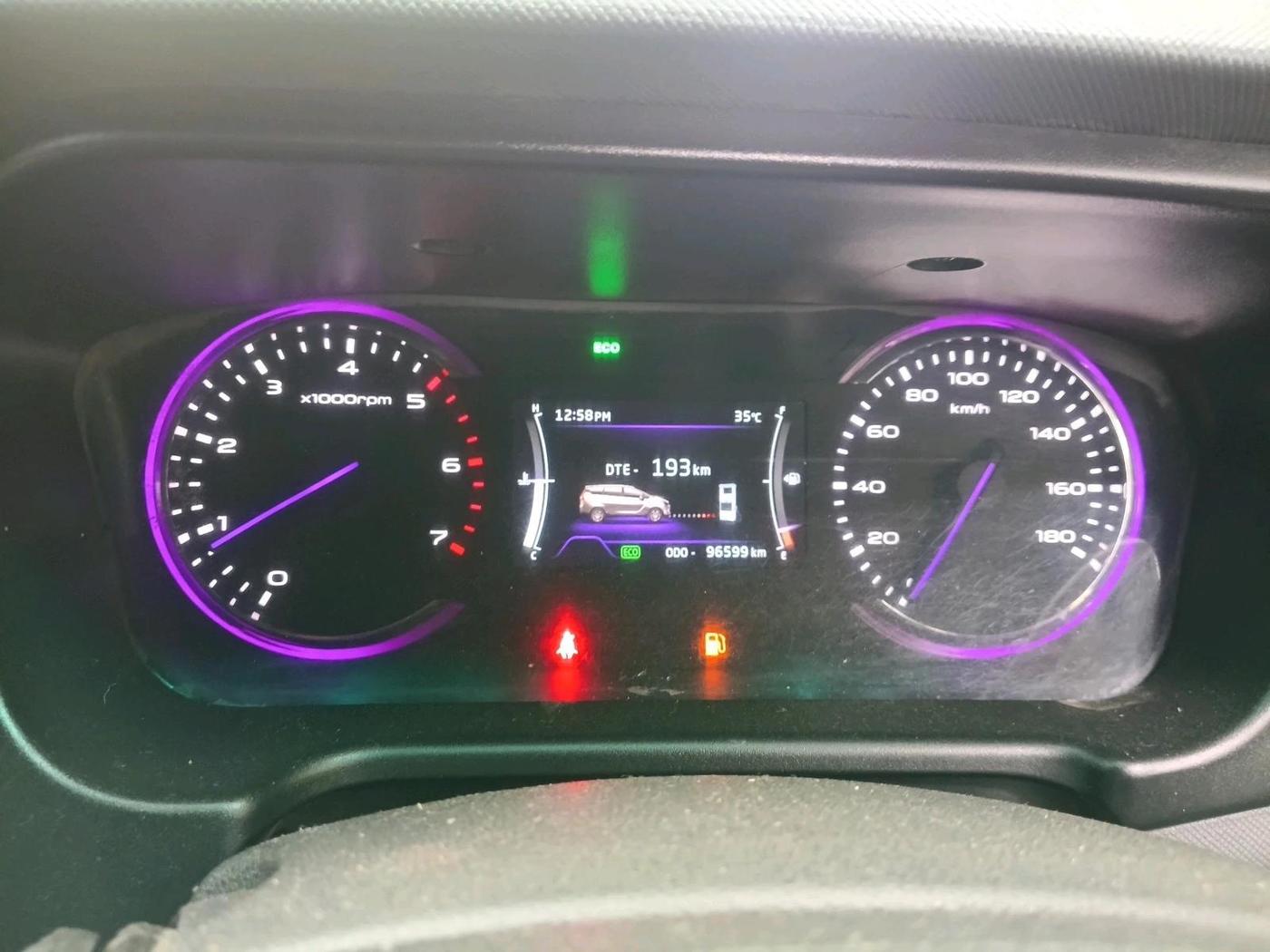 2018 Mahindra MARAZZO M6 8 STR, Diesel, Manual, 96,599 km, interior