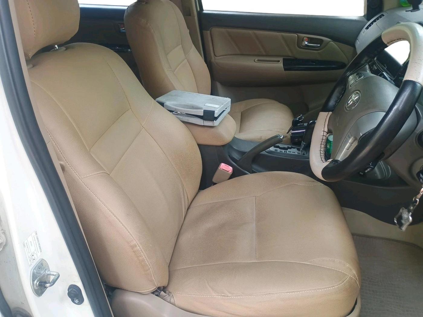2013 Toyota Fortuner 3.0 4X2 AT, Diesel, Automatic, 1,16,600 km, interior