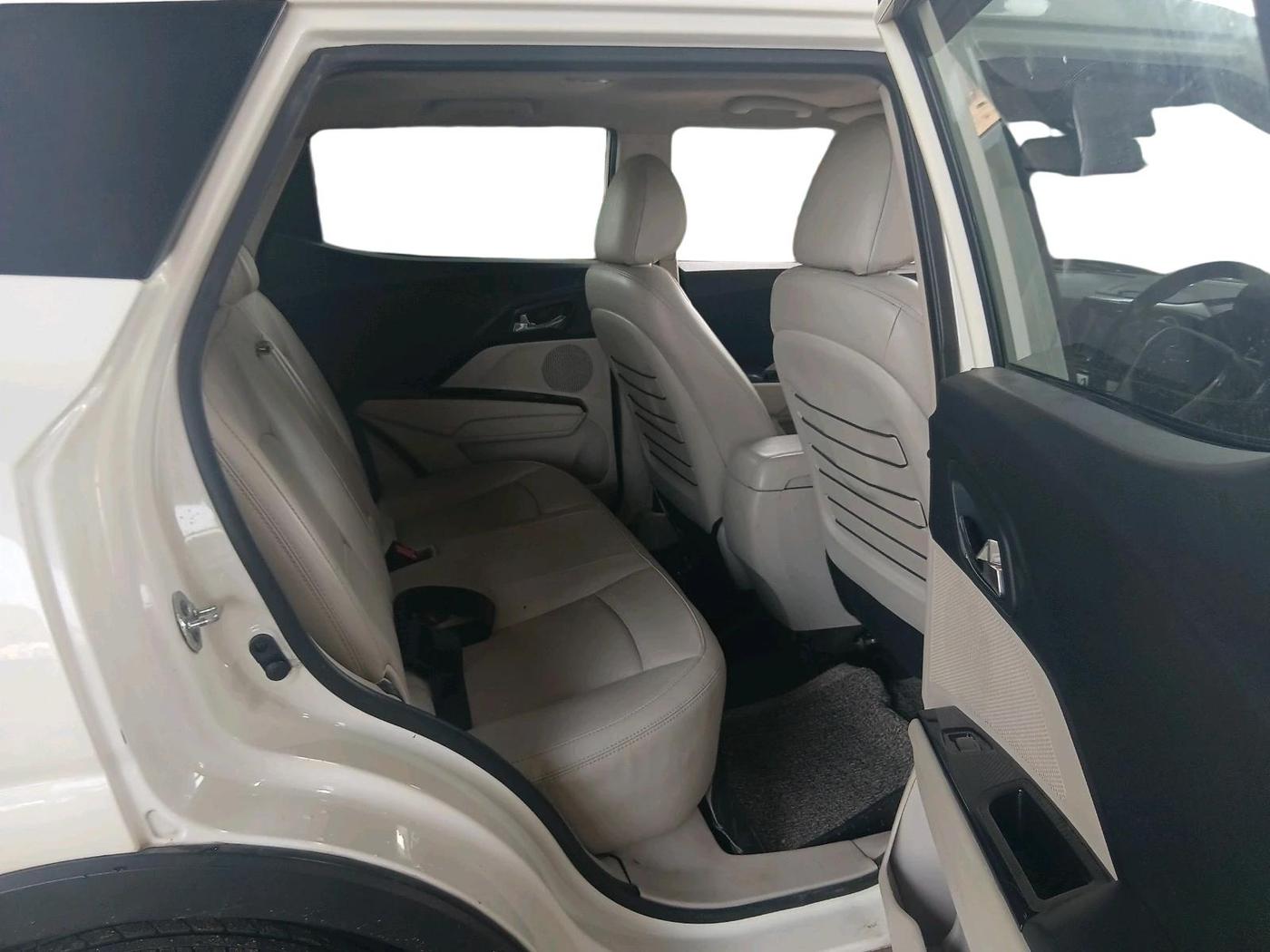 2021 Mahindra XUV300 W8 (O) 1.2 PETROL, Petrol, Manual, 99,178 km, interior
