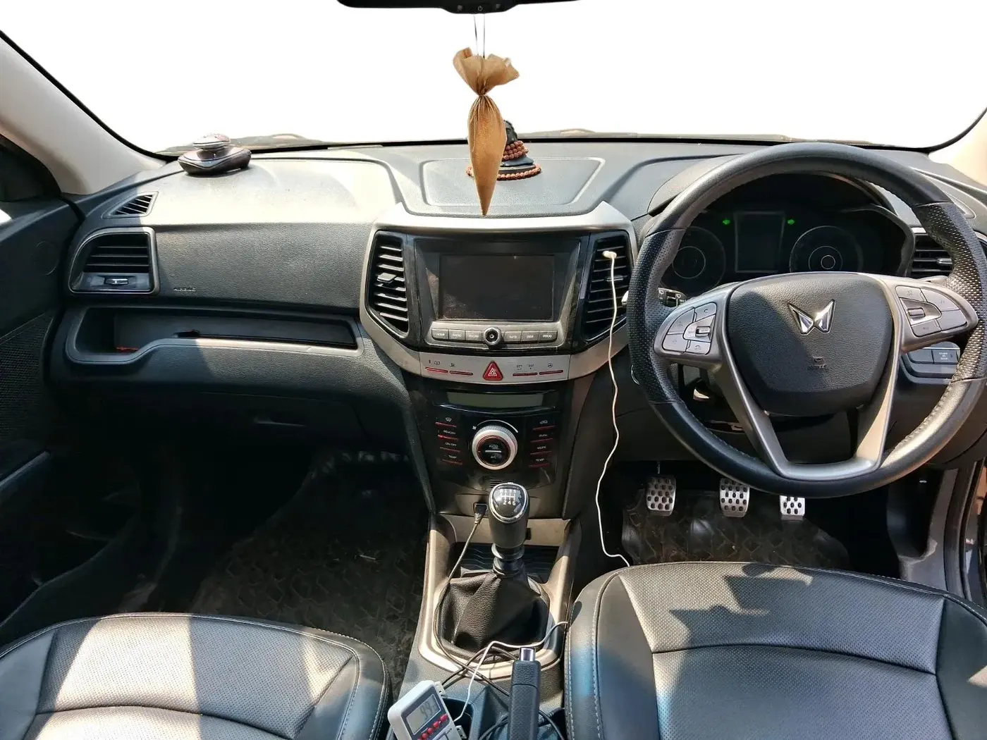2023 Mahindra XUV300 W8(O) TURBO GDI, Petrol, Manual, 24,500 km, interior