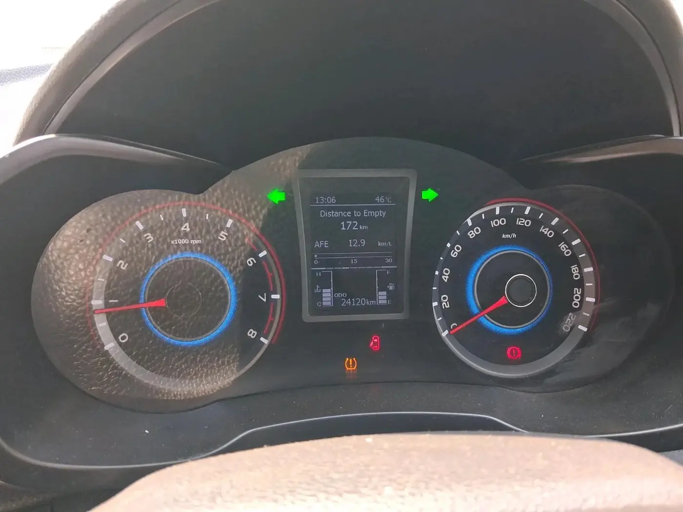 2023 Mahindra XUV300 W8(O) TURBO GDI, Petrol, Manual, 24,500 km, interior