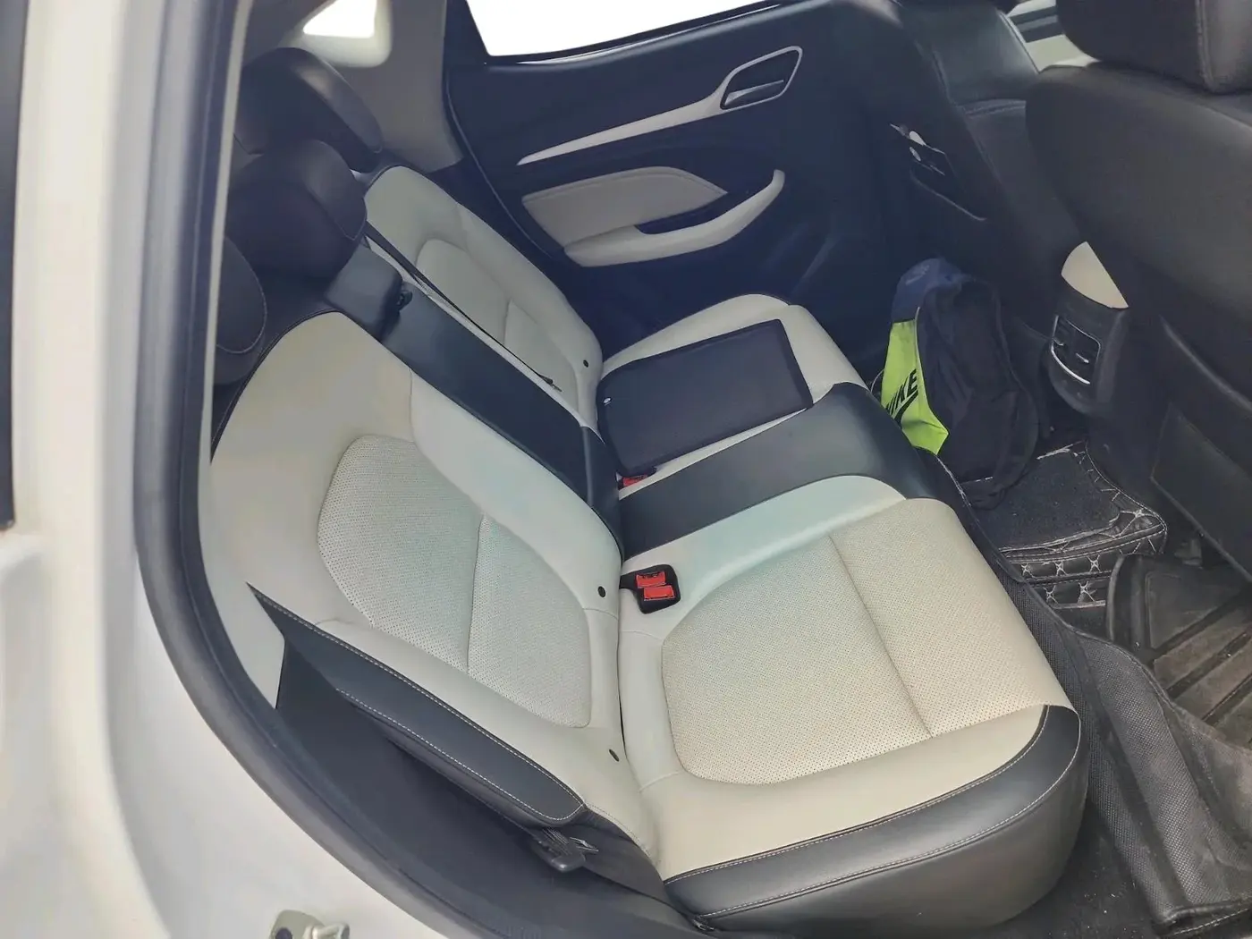 2022 MG ASTOR SAVVY 1.5 CVT, Petrol, Automatic, 81,083 km, interior