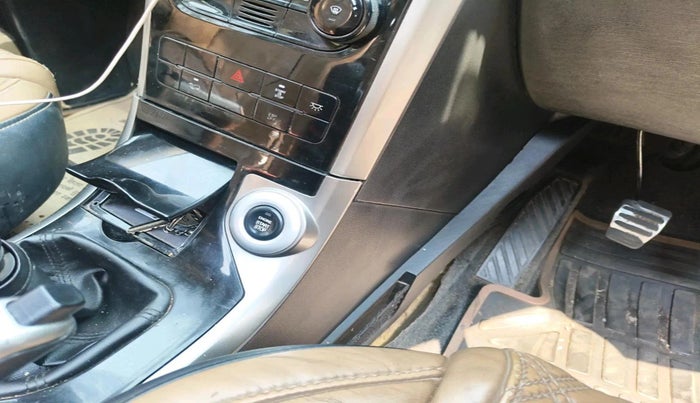 2019 Mahindra XUV500 W11, Diesel, Manual, 90,255 km, interior