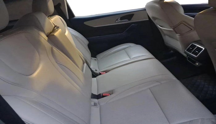 2022 Mahindra XUV700 AX 7 LUXURY D MT 7 STR, Diesel, Manual, 89,682 km, interior