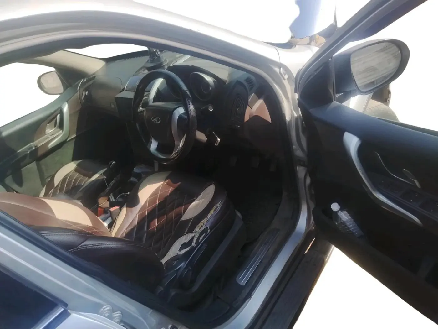 2013 Mahindra XUV500 W6, Diesel, Manual, 1,40,068 km, interior