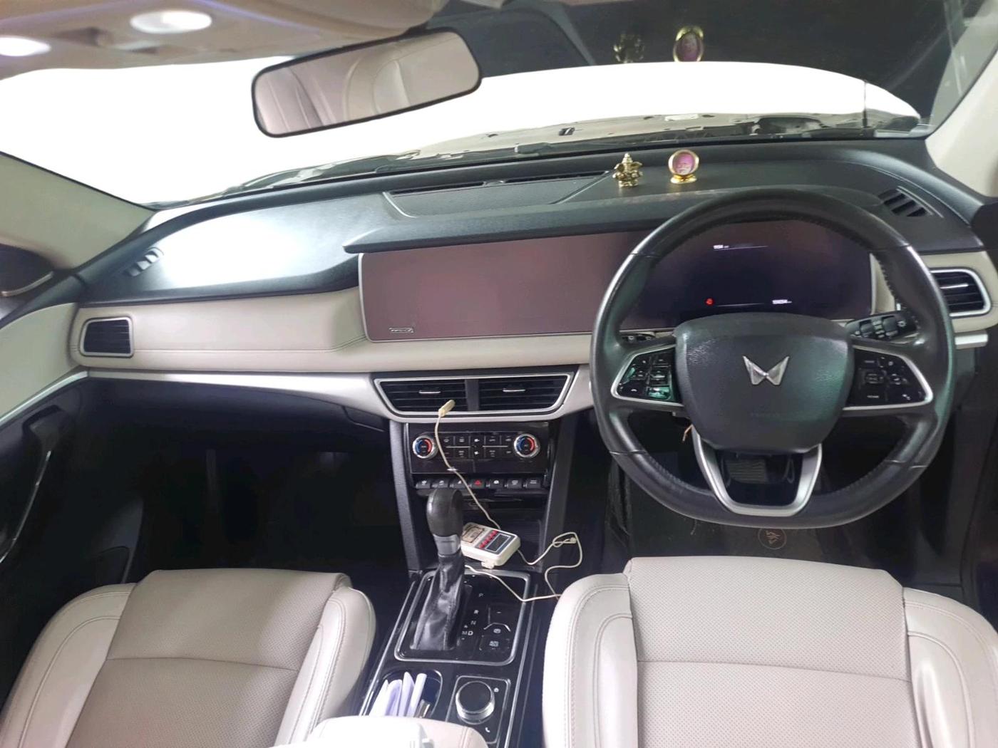 2022 Mahindra XUV700 AX 7 LUXURY D AT 7 STR, Diesel, Automatic, 1,31,054 km, interior