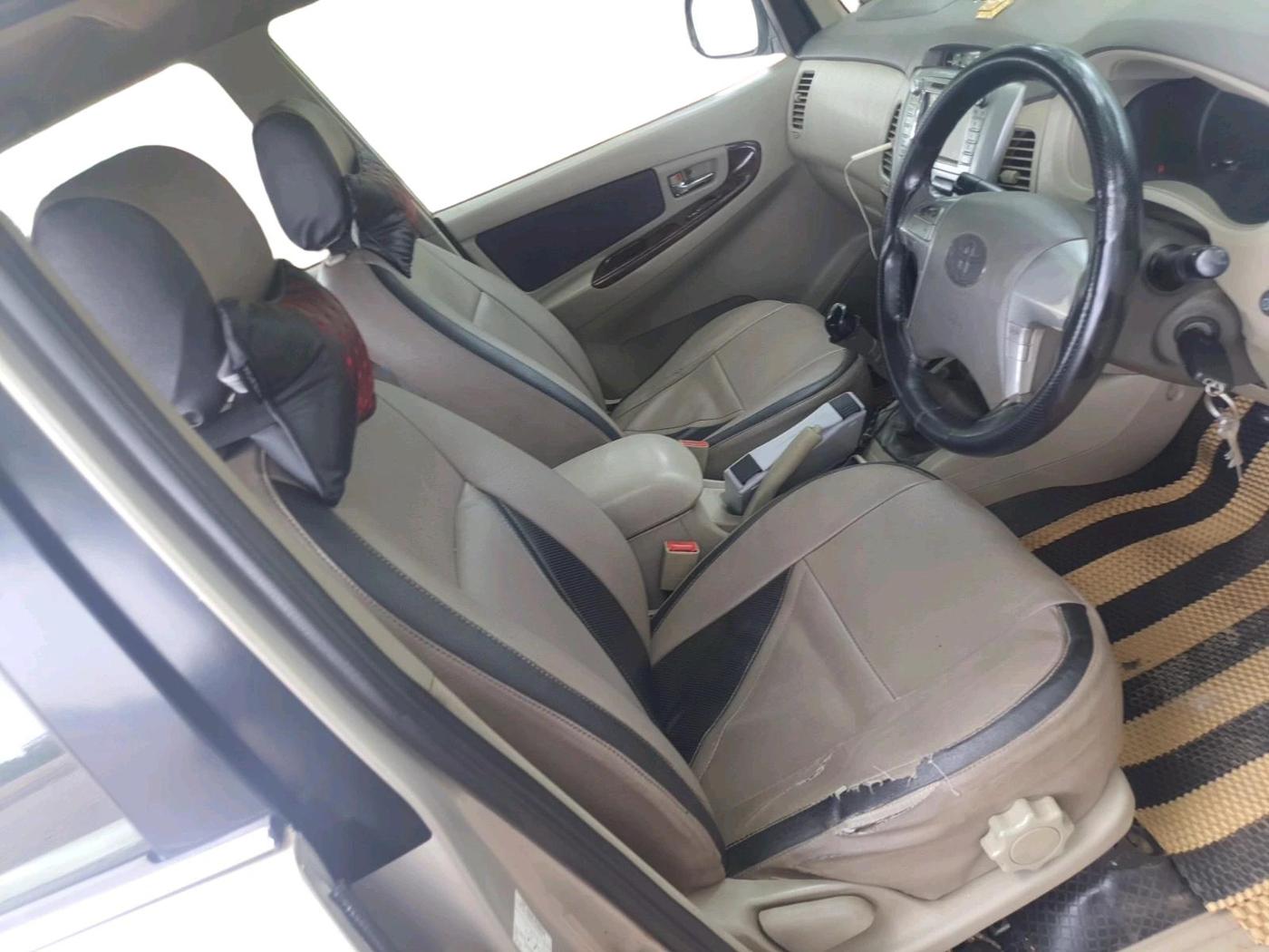 2013 Toyota Innova 2.5 VX 8 STR, Diesel, Manual, 3,13,661 km, interior