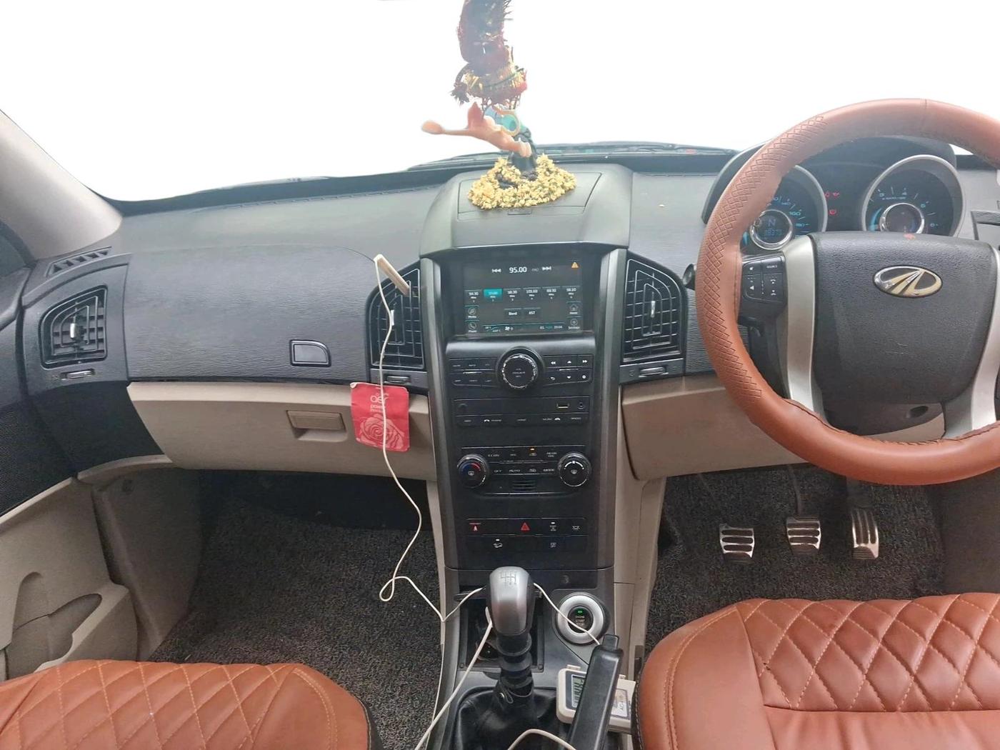 2017 Mahindra XUV500 W10, Diesel, Manual, 88,379 km, interior