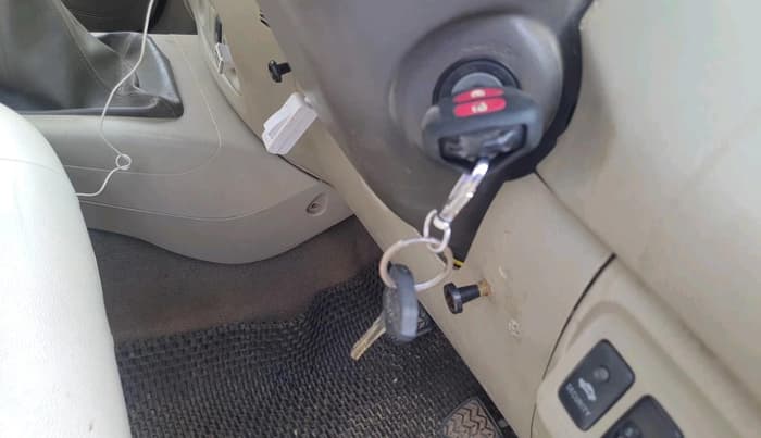 2012 Toyota Innova 2.5 GX 8 STR, Diesel, Manual, 1,96,913 km, interior