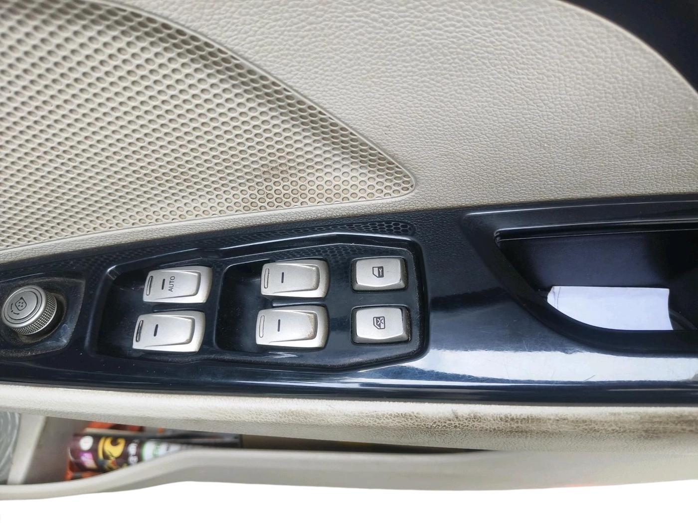 2019 Mahindra XUV300 W8 (O) 1.2 PETROL, Petrol, Manual, 1,26,424 km, interior