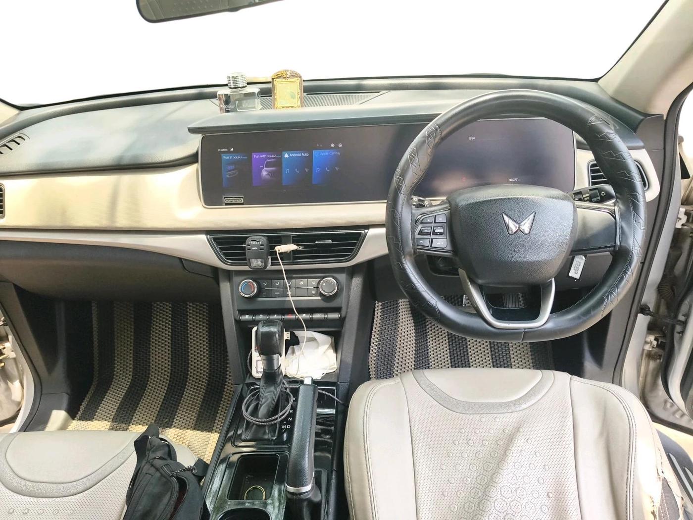 2022 Mahindra XUV700 AX 5 P AT 5 STR, Petrol, Automatic, 86,077 km, interior