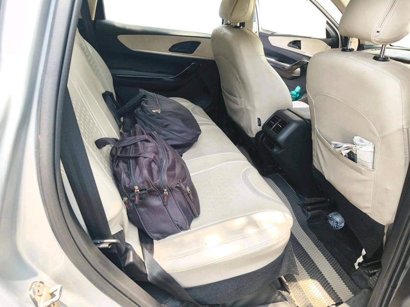 2022 Mahindra XUV700 AX 5 P AT 5 STR, Petrol, Automatic, 86,077 km, interior