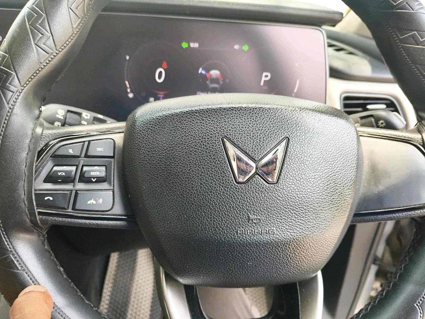 2022 Mahindra XUV700 AX 5 P AT 5 STR, Petrol, Automatic, 86,077 km, interior