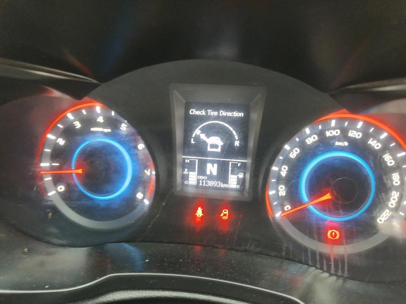 2020 Mahindra XUV300 W8 1.2 PETROL, Petrol, Manual, 1,13,893 km, interior