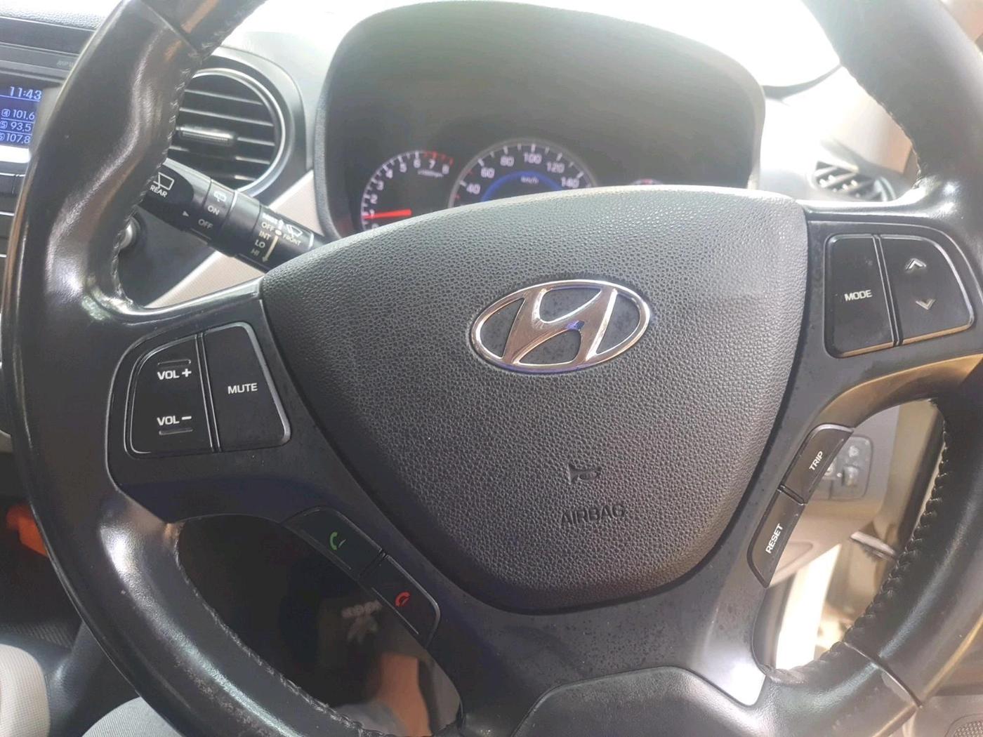 2016 Hyundai Grand i10 ASTA (O) 1.2 KAPPA VTVT, CNG, Manual, 97,511 km, interior