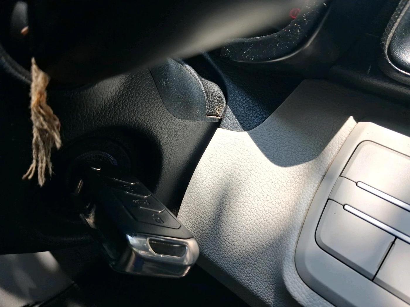 2022 Mahindra XUV300 W6 1.5 DIESEL AMT, Diesel, Automatic, 80,746 km, interior