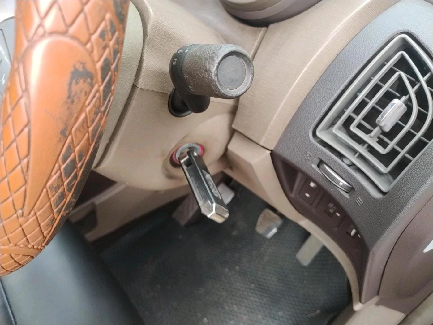 2012 Mahindra XUV500 W8, Diesel, Manual, 1,37,282 km, interior