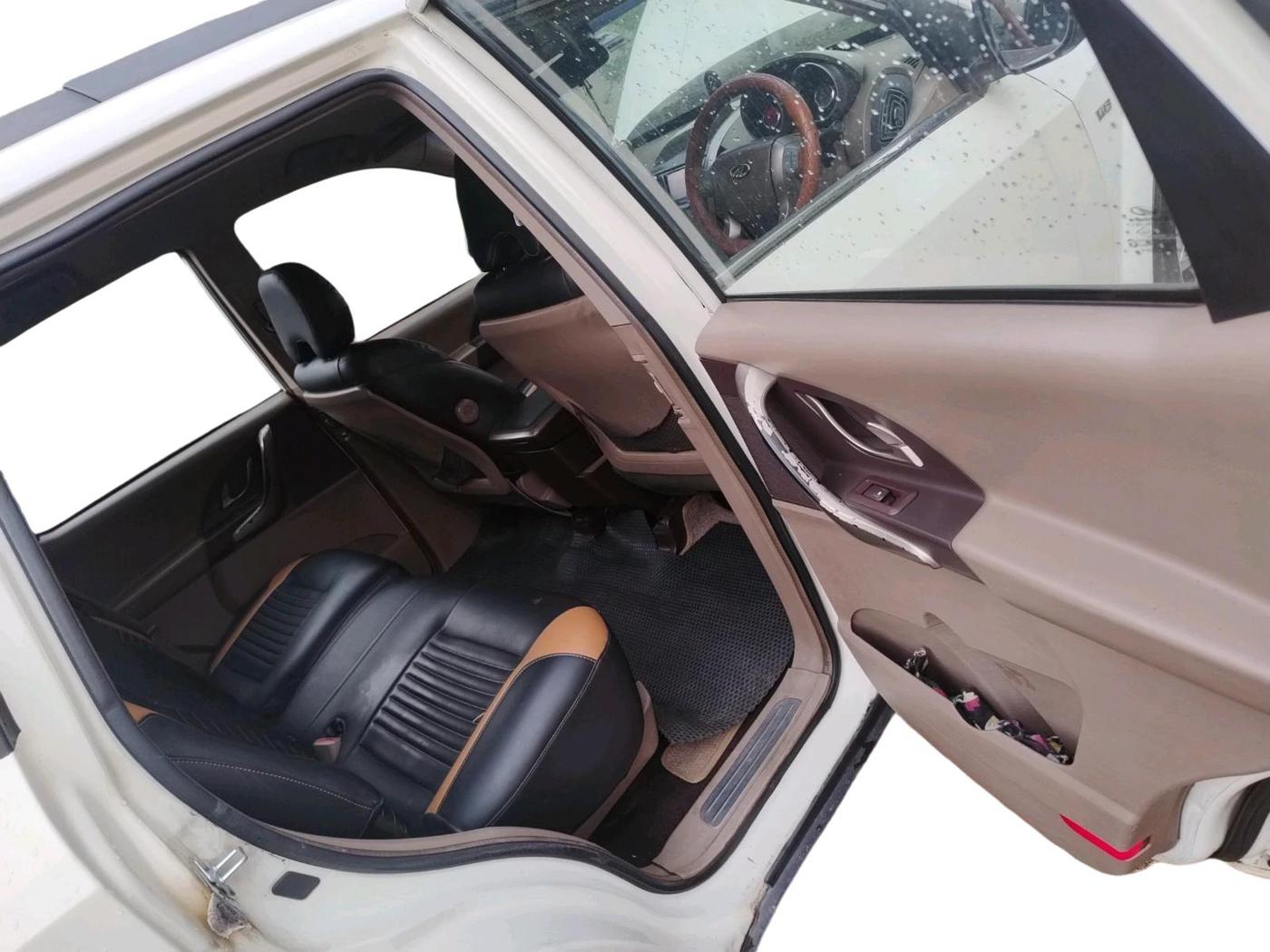 2012 Mahindra XUV500 W8, Diesel, Manual, 1,37,282 km, interior