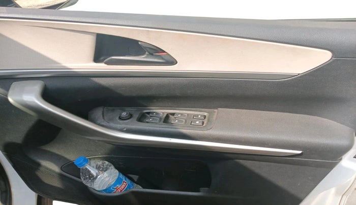 2022 Mahindra XUV700 AX 3 D MT 7 STR, Diesel, Manual, 85,483 km, interior