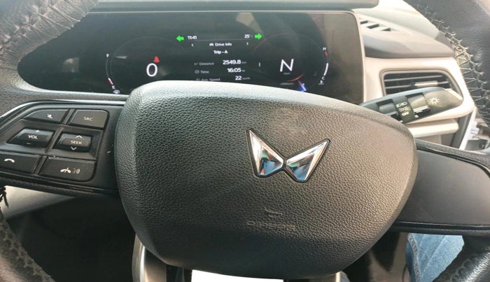 2022 Mahindra XUV700 AX 3 D MT 7 STR, Diesel, Manual, 85,483 km, interior