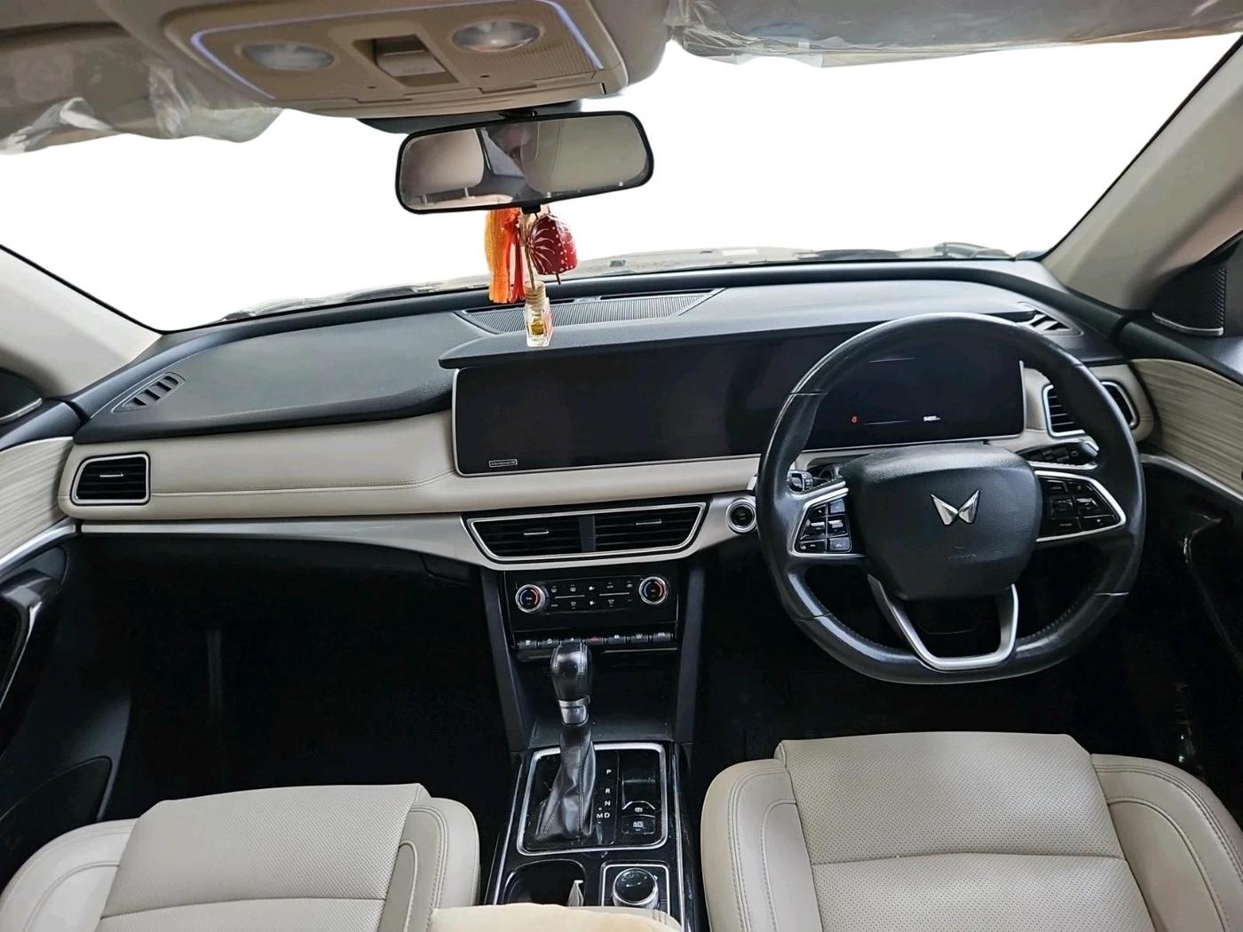 2021 Mahindra XUV700 AX 7 LUXURY D AT 7 STR, Diesel, Automatic, 94,811 km, interior