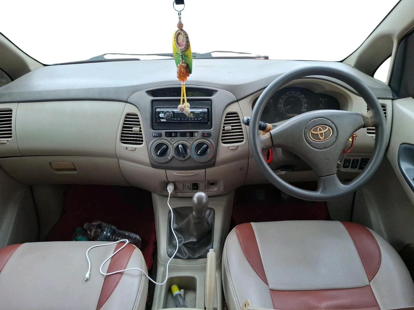 2010 Toyota Innova 2.5 G4 8 STR, Diesel, Manual, 5,11,372 km, interior