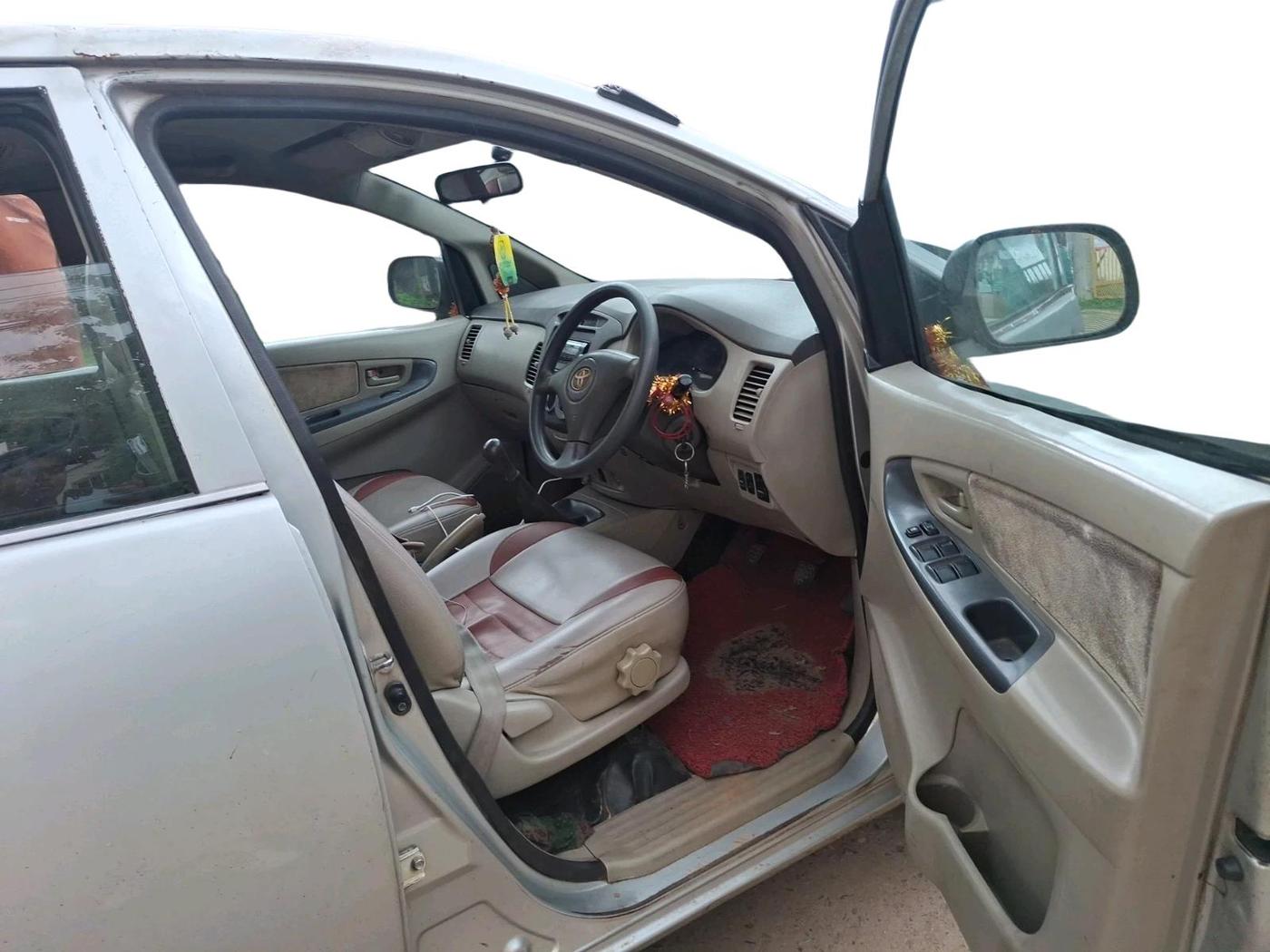2010 Toyota Innova 2.5 G4 8 STR, Diesel, Manual, 5,11,372 km, interior