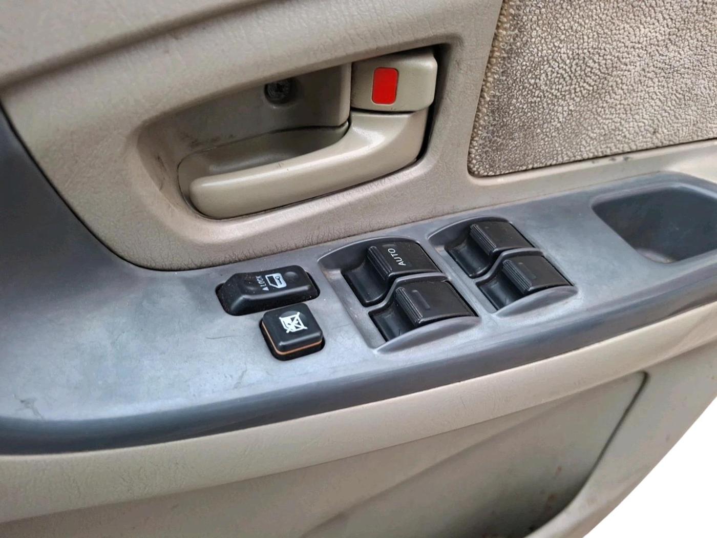 2010 Toyota Innova 2.5 G4 8 STR, Diesel, Manual, 5,11,372 km, interior