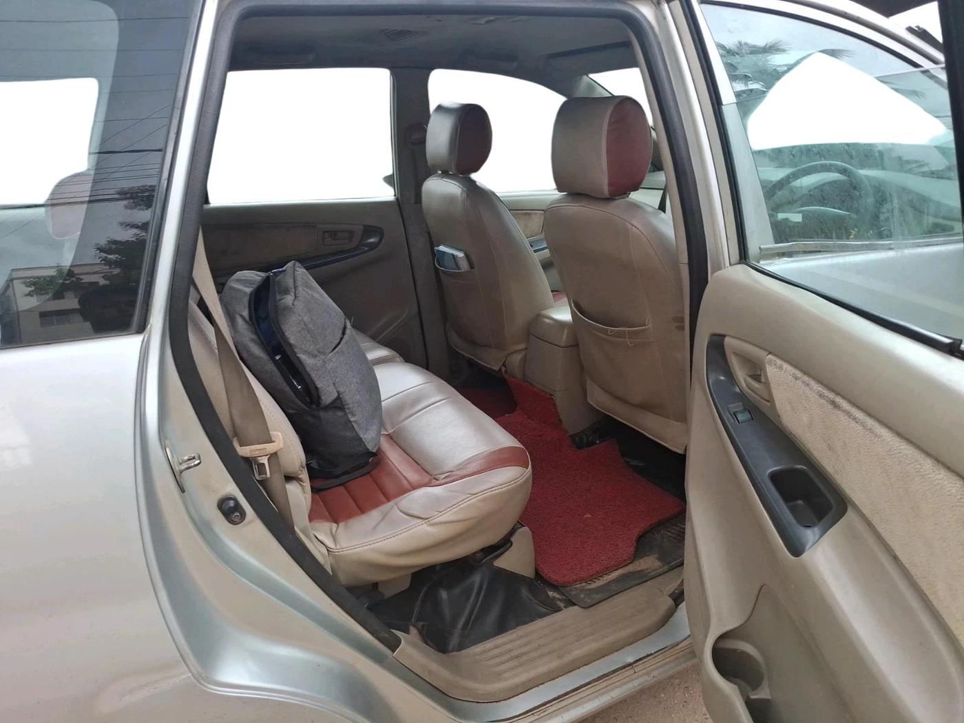 2010 Toyota Innova 2.5 G4 8 STR, Diesel, Manual, 5,11,372 km, interior