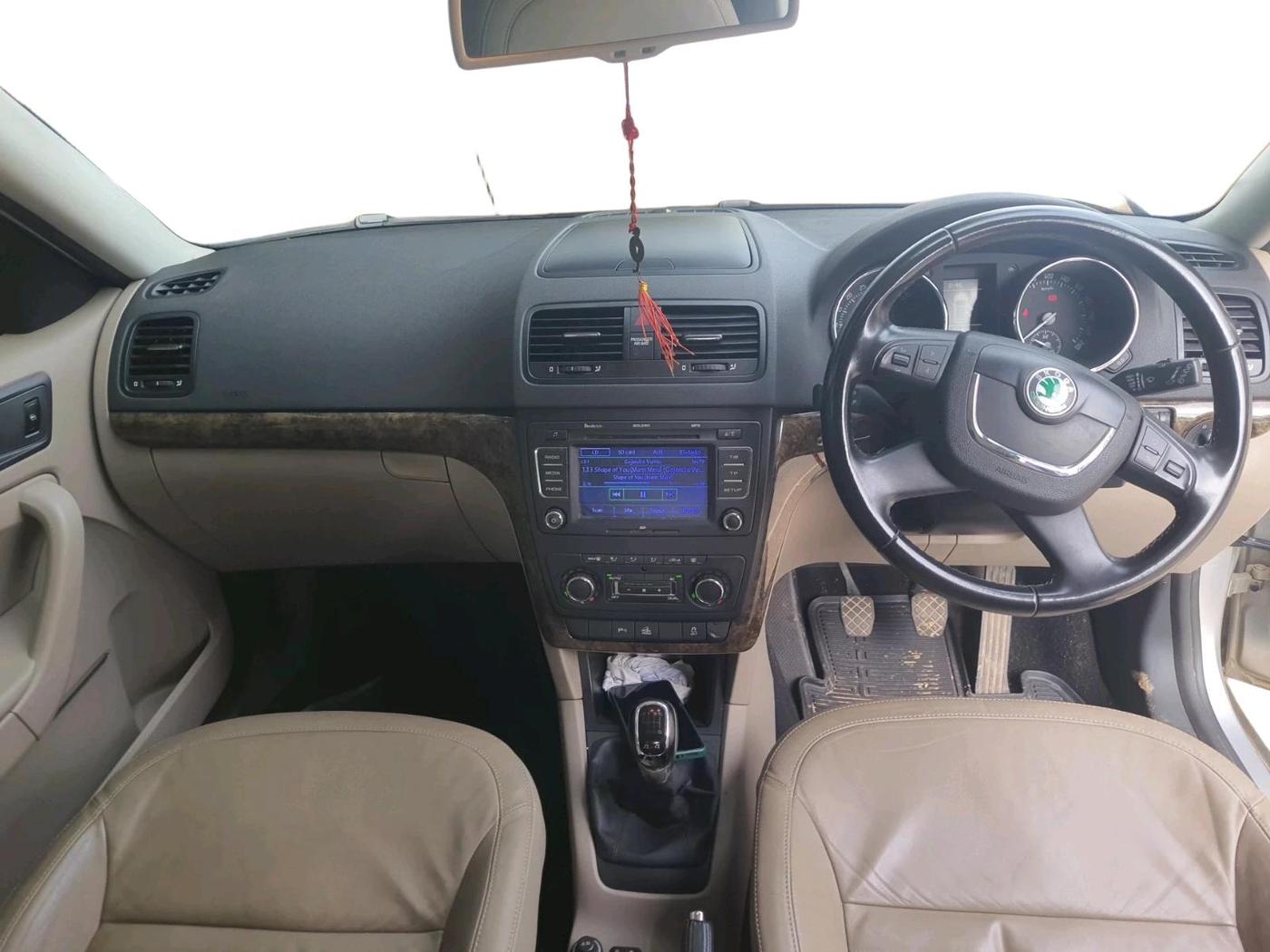 2011 Skoda Yeti ELEGANCE 2.0 TDI CR 4X4, Diesel, Manual, 33,099 km, interior