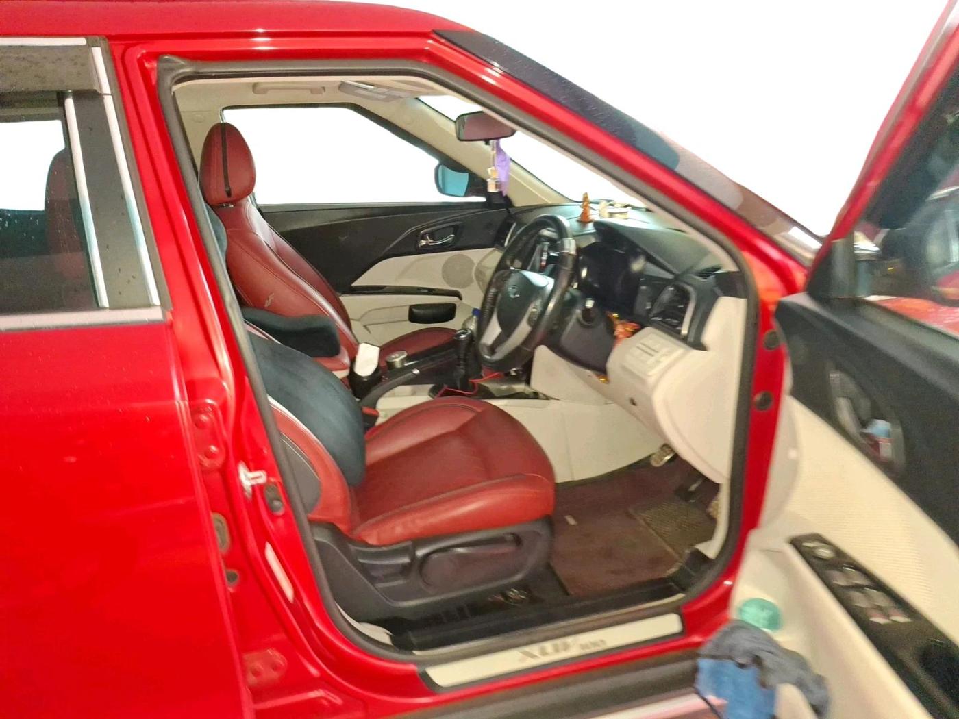 2021 Mahindra XUV300 W8 1.5 DIESEL, Diesel, Manual, 1,60,347 km, interior