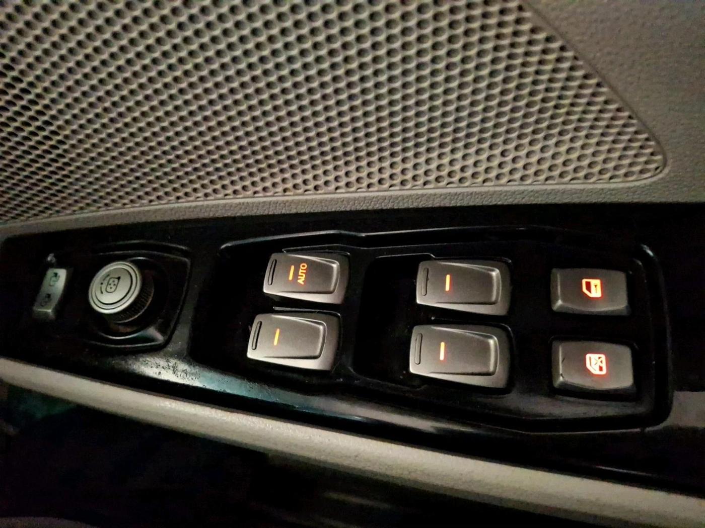 2021 Mahindra XUV300 W8 1.5 DIESEL, Diesel, Manual, 1,60,347 km, interior